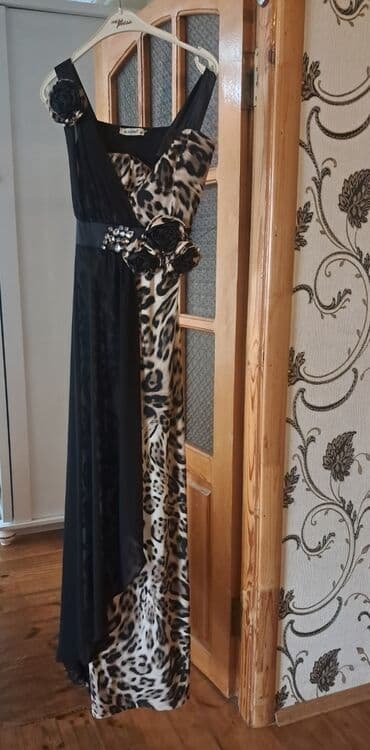 Qara və bəbir naxışlı, çiçək detallı ziyafət donu. Donun bir çiyini