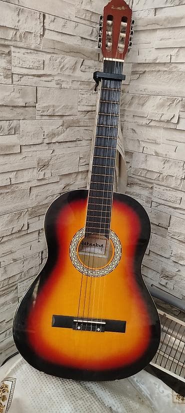 Klassik akustik gitara – sunburst rəng keçidi ilə. - Brend/model