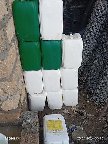 su çəni 1 ton: 1.70 Qəpikdən 140 Ədəd Plastik bidonlar – 20Litr, yaşıl və ağ rəngdə — 2