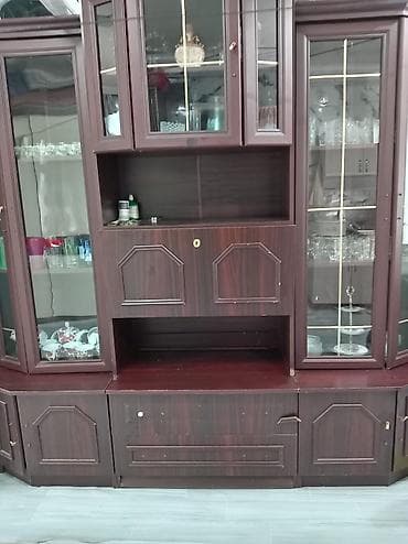 Tünd qəhvəyi rəngli vitrinli qonaq otağı divar dolabı - Material