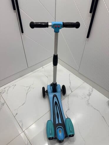 трюковой самокат в бишкеке: Açıq mavi rəngdə olan üçtəkərli skuter. Skuterin hündürlüyü — 2