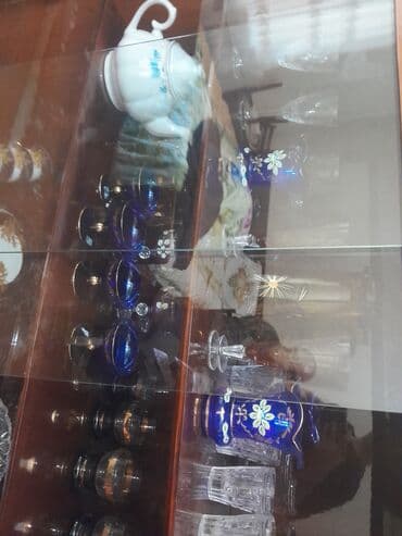 Büllur və porselen süfrə dəsti - Şüşə vitrində saxlanılan müxtəlif