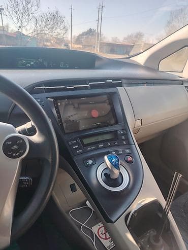 prius 20 kuza yan guzgu: Toyota Prius Hybrid – mavi rəng, 5 qapılı hetçbek. Mator nömrə — 5