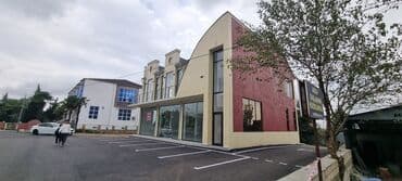 memar ecemi kiraye: Kommersiya təyinatlı iki mərtəbəli modern bina - Şüşəbənd vitrin — 1