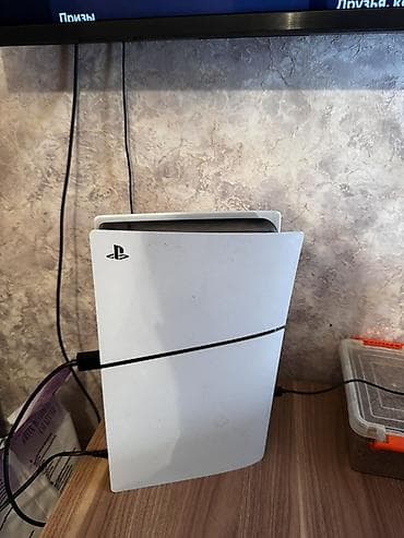 notebook baku electronics: PlayStation 5 konsolu – ağ korpuslu, şaquli quraşdırılıb. Rəqəmsal — 1