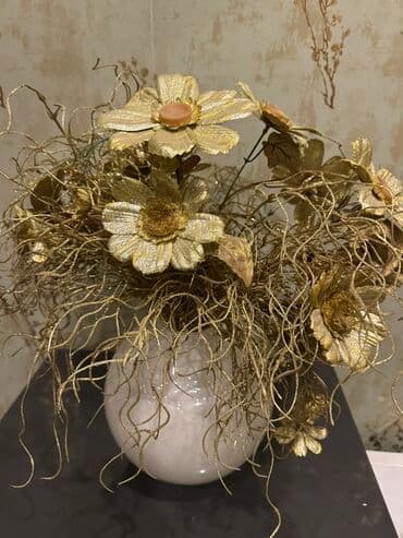 ad günü şamlari: Dekorativ gül dəstəsi, qızılı rəngli süni çiçəklərdən və qıvrım — 1