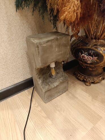 декор дерево: Beton korpuslu, abstrakt dizaynlı masa lampası. Daxili işıqlandırma — 5