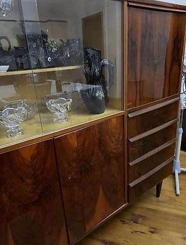 4 qapili dolab: Şüşəli dolab. 
uzunluğu-140sm
hündürlüyü-135sm
eni-42sm — 2