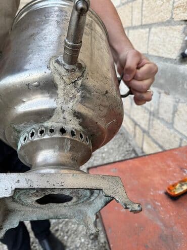 Məhsul: Köhnə tip samovar (kömür/odunla işləyən) Təsvir: - Material