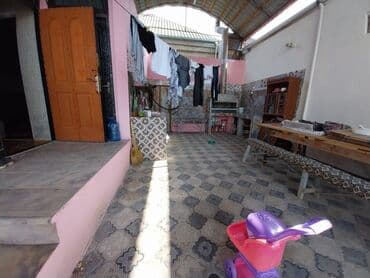 kewle qesebesinde ev: Satılır: həyətli ev - Geniş, tam daş döşəməli həyət. Hündür, taxta — 9