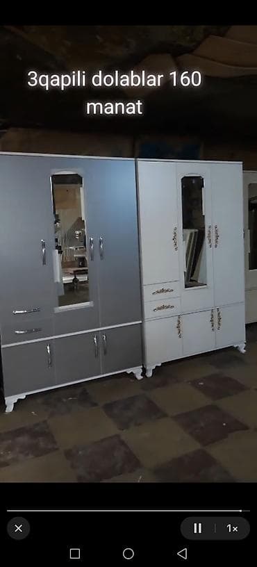 Üç qapılı dolab, mərkəzi qapıda güzgü ilə təchiz olunub. Dolabda