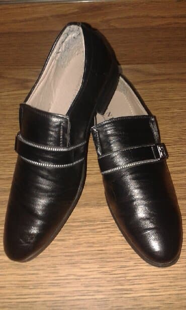 Teze ayaqqabidir. Geyilmeyib. Razmer 39. 
Whtsp var