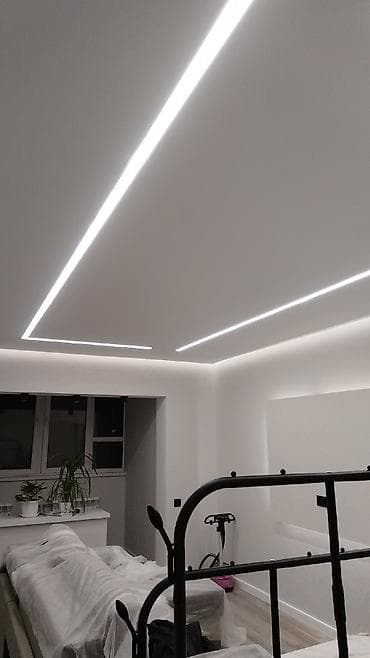 taxta tavan modelleri: LED xətləri və gizli işıqlandırma ilə alçıpan tavan və divar dizaynı — 4