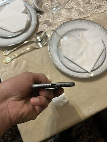 Alfa Romeo: IPhone 11, 64 GB, Qara, Face ID — 8