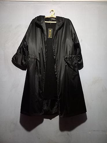 north face az: Qadınlar üçün qara rəngli kapüşonlu yüngül yağmurluq/palto. - Model — 2