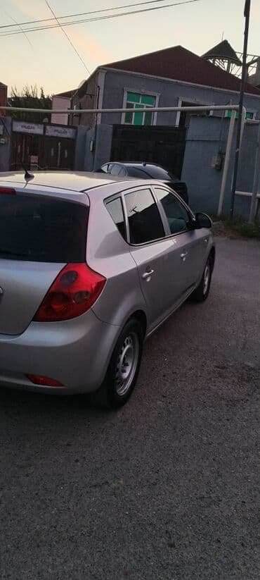авто под выкуп бишкек: Kia Cee’d, gümüşü rəngli hetçbek. Xarici: - Orijinal Kia radiator — 3