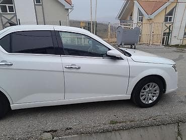 Aksesuarlar və tüninq: Ağ rəngli sedan avtomobil Xüsusiyyətlər: - Kuzov: 4 qapılı sedan, ağ — 6