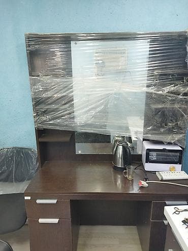 berber salon mebeli: Bərbər/salon üçün iş masası və güzgülü vitrin - Material: tünd ağac — 1