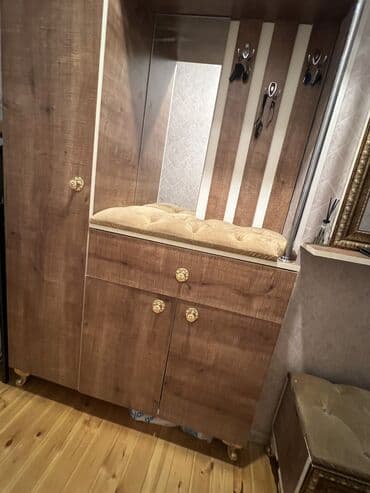 шкаф со столом: Mebeller satılır. Dəhliz dolabı 80 azn Divan woodpecker bazalıdır, heç — 3