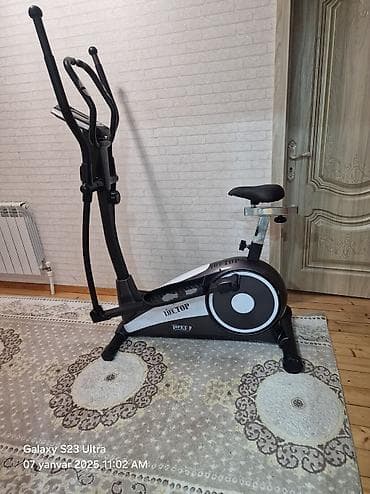 Qara rəngdə, oturacaqlı The Top markalı elliptik trenajor. Məşq zamanı