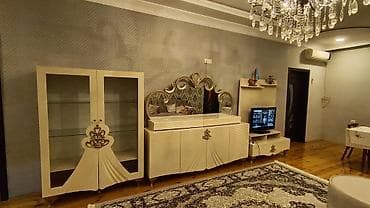 Qonaq otağı üçün klassik üslubda mebel dəsti Tərkibi: - İki qapılı