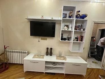 Ağ rəngdə müasir qonaq otağı dəsti - TV stendi: geniş üst səth
