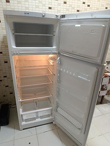 xaladenik rezini: İşlənmiş 2 qapılı Indesit Soyuducu Satılır, rəng - Ağ, Dolab içi — 4