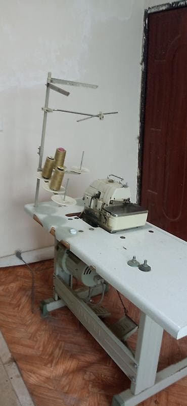 tikiş masin: Sənaye overlok tikiş maşını və stol komplekti - 3/5 iplikli overlok — 2
