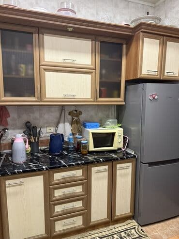 Dolablar: Mətbəx mebeli dəsti – künc quruluşlu 5 metrdir. Moyka üstünde — 3