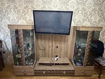 stend: Qonaq otağı üçün TV stendi və vitrinli divar modulu - Material: ağac — 1