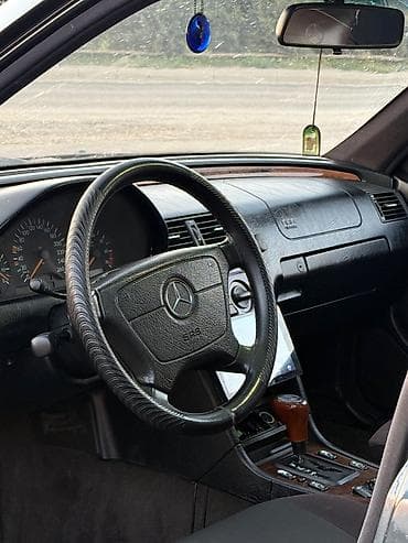 bmw m3 e92: Mercedes-Benz C-Class: 2.4 l | 1998 il Sedan — 9