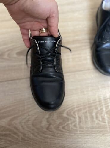 flis kişi tolstovkaları: Tommy Hilfiger brendinə məxsus qara rəngli uniseks ayaqqabılar — 1