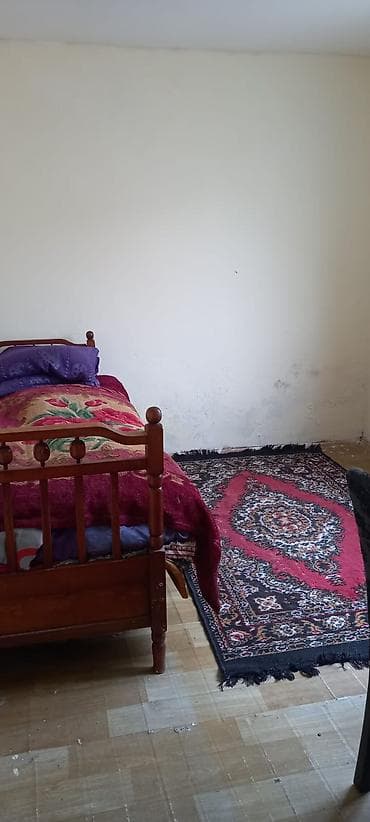 Kirayə verilir: sadə, mebellı kiçik otaq-mətbəxli yaşayış sahəsi -