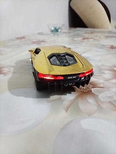 dvd diskler: Qızılı rəngli superkar model maşın (oyuncaq/kolleksiya) - Korpus — 2