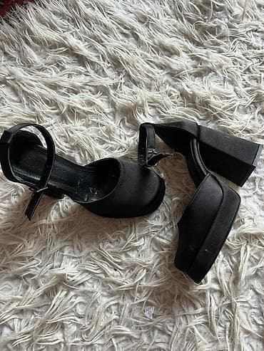 Tuflilər: Qara rəngli qadın tufliləri

- Rəng: Qara
-Ölçü:35
-Made in Turkey — 3