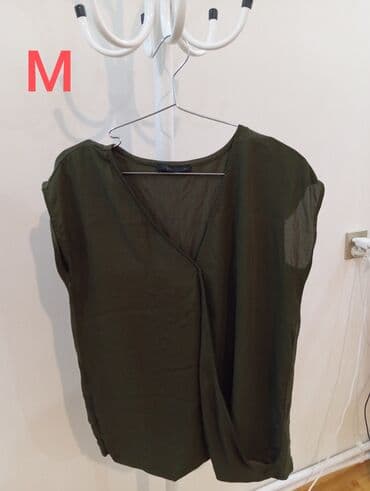 Qadın bluzası – M ölçü - Rəng: zeytun/qaranlıq yaşıl - Model: ön