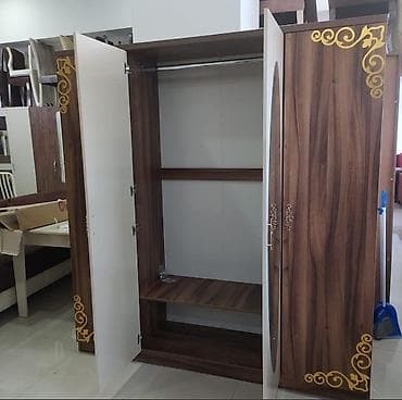 skaflar: 4 qapi dolab Sifariwle yigilir. En 180 sm Hu dundurluk 2m Derinlik 47 — 3