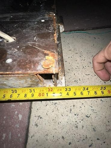 seyfi qapi: Metall giriş qapısı 
Islenmisdir Normal Qapidir 
En 90 
Hun 2.05 — 8