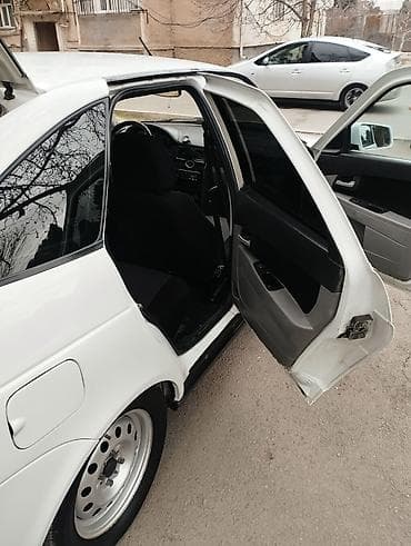 kia az: Ağ rəngli sedan avtomobil - Kuzov: 4 qapılı sedan, arxa hissədə — 1