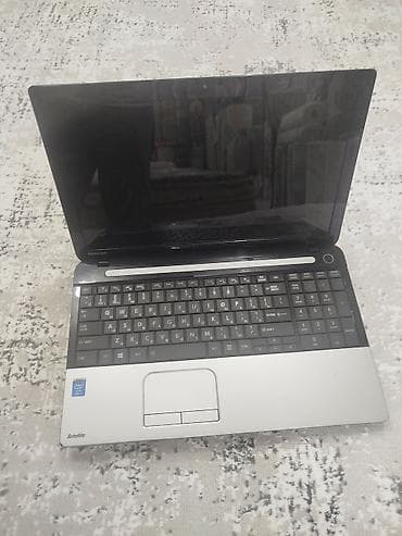 Toshiba Satellite noutbuku - Ekran: 15.6" (parlaq panel), üst hissədə