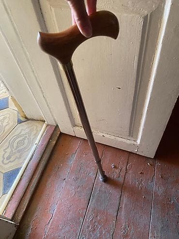 Tibbi geyim: Hasa. Ağac dəstəkli və metaldan hazırlanmış əsa. Əsanın dəstəyi əl — 2