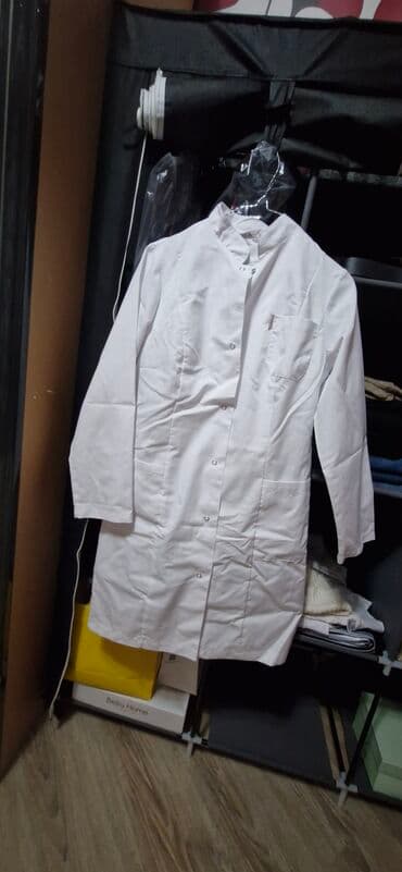 Tibbi geyim dəsti - Ağ rəngli uzun yubkası olan xalat: stend yaxalı