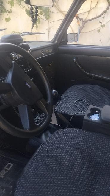 byd diski: LADA 2107 sedan təqdim olunur. Avtomobil qara rəngdədir və klassik — 7
