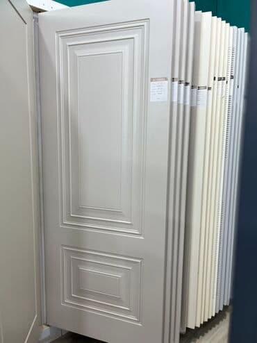 Ağ rəngdə, panelli dizaynlı qapı. Bu qapı ev və ya ofis interyerinə