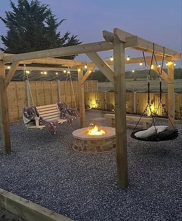 Açıq hava istirahət guşəsi üçün taxta pergola və od ocağı komplekti -