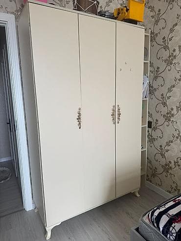 açarlı dolab: İşlənmiş, 3 qapılı, Bej, Açılan, Düz dolab — 1