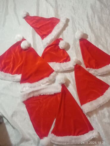 Yeni il / Santa papaqları – qırmızı məxmər effektli parça, ağ tüklü