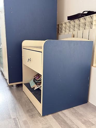 Tumbalar: Mavi-krem rəng çalarında komod/yataq yanı tumbası. Xüsusiyyətlər: - — 2