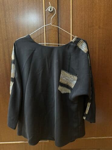 Qadın bluzu - Rəng: qara - Dizayn: qollarda və sinə cibində metalik