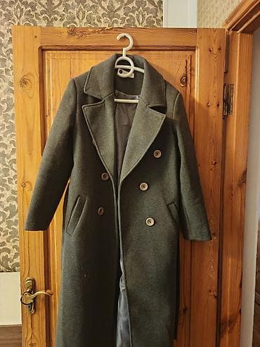 Uzun qadın palto – tünd yaşıl (xaki) rəngdə, klassik dizayn. - Model